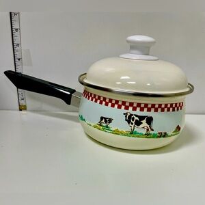 Vintage Farmhouse Style Enamel Saucepan with Lid, 2 Litres Cow Pattern Design